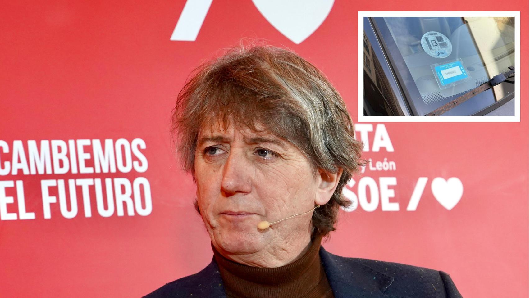 Carlos Martínez junto al distintivo del coche de su hermana que le permite aparcar en zona Ora