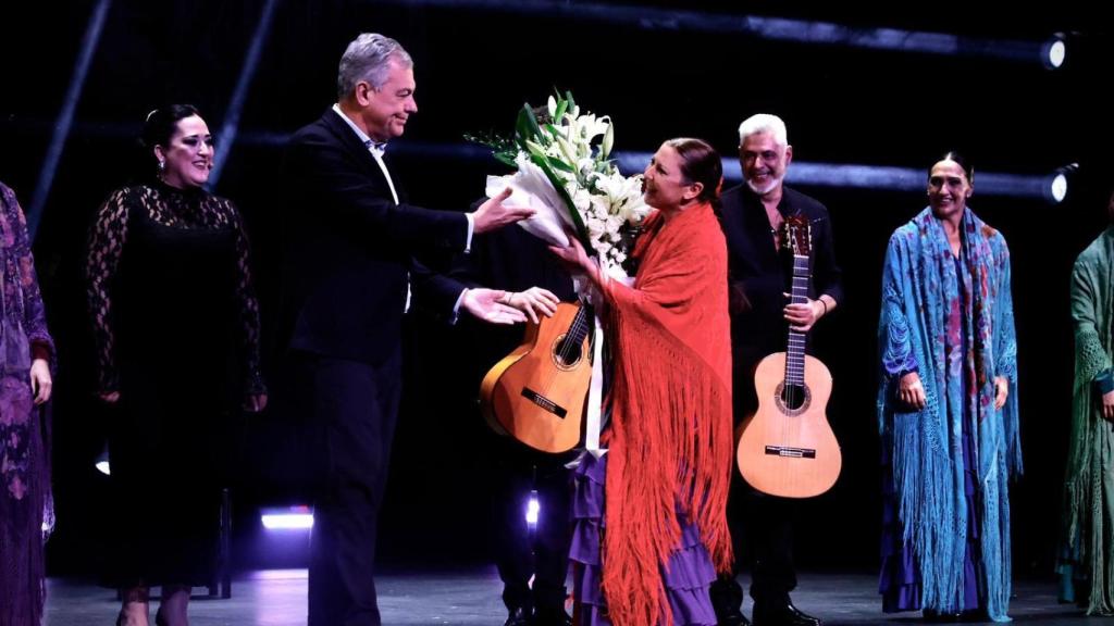El alcalde de Sevilla, José Luis Sanz, y la bailaora Sara Baras durante al presentación.