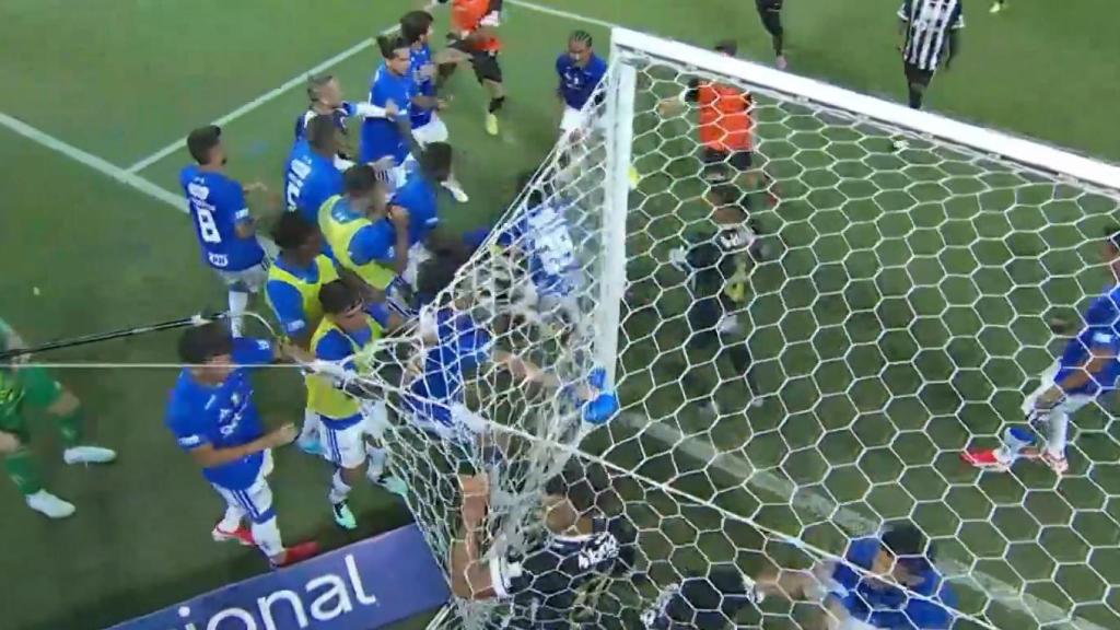 Jugadores de ambos equipos en la pelea