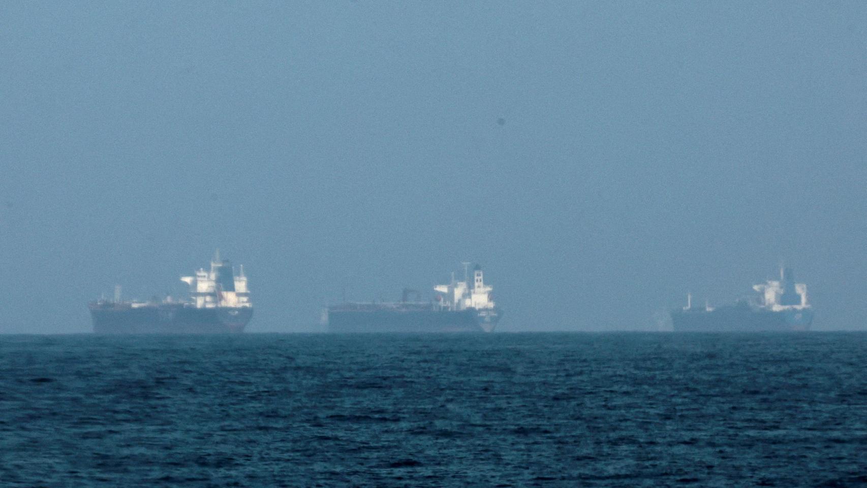 Se ven petroleros frente a la costa de Fujairah, mientras Irán promete disparar contra los barcos que transitan por el Estrecho de Ormuz.