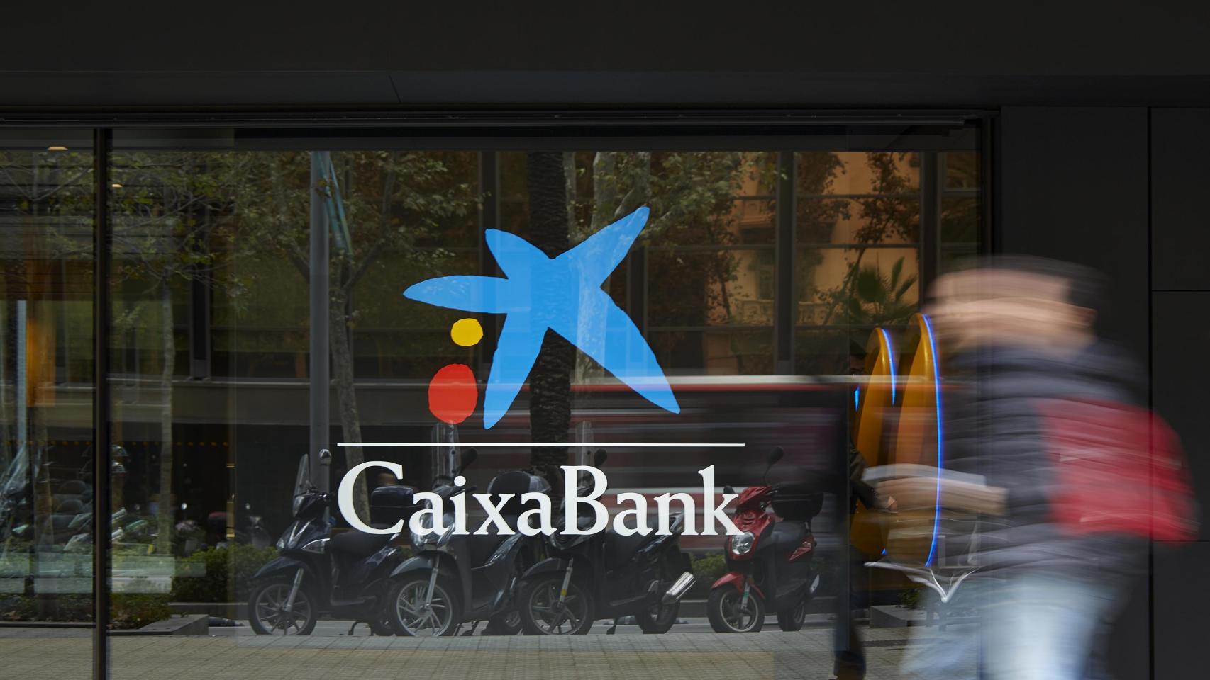 Fachada de una oficina de CaixaBank.