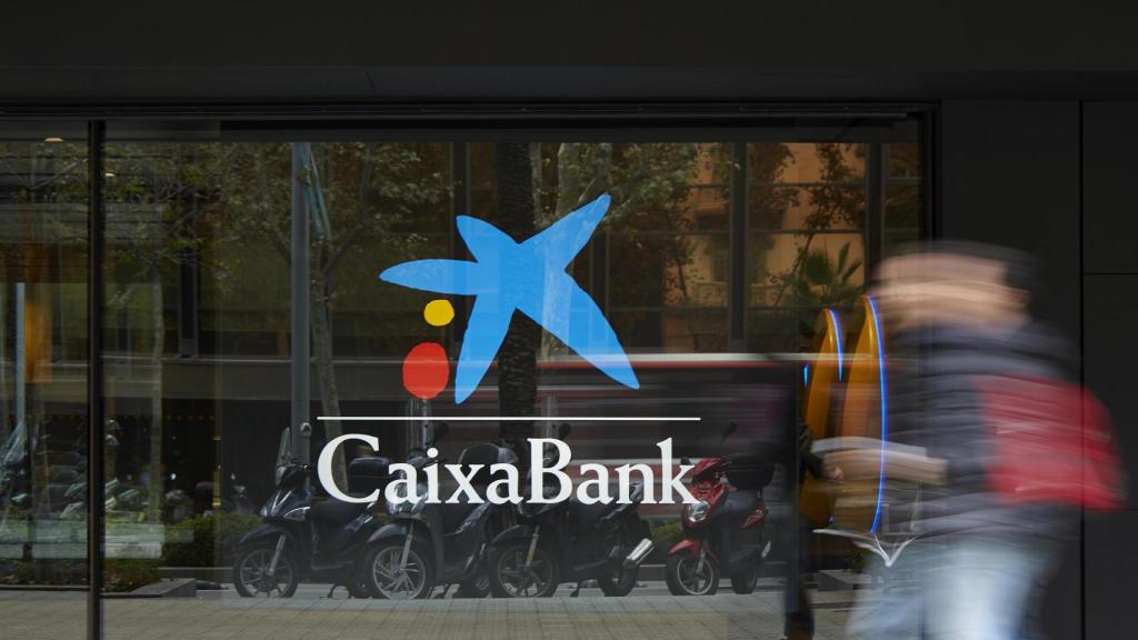 Fachada de una oficina de CaixaBank.