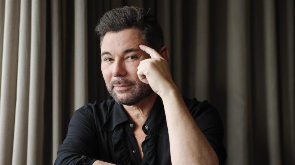 Miguel Poveda en un pose en el Festival de Málaga 2026.
