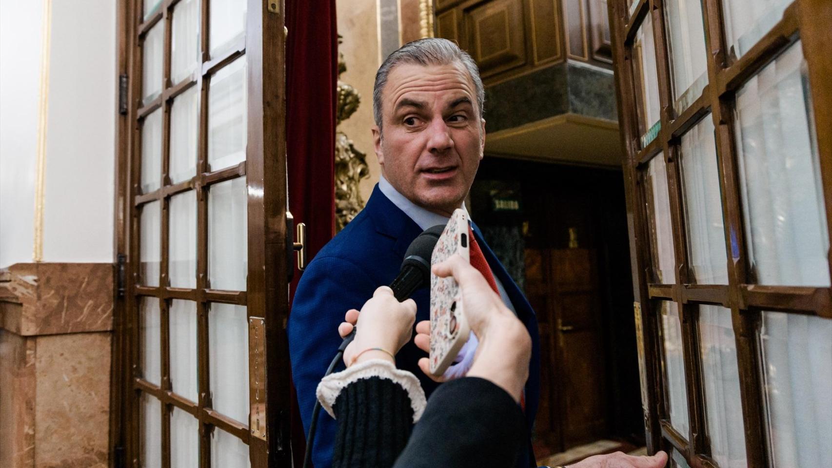 El exportavoz de VOX en el Ayuntamiento de Madrid, Javier Ortega Smith, a su llegada a una sesión plenaria en el Congreso de los Diputados.