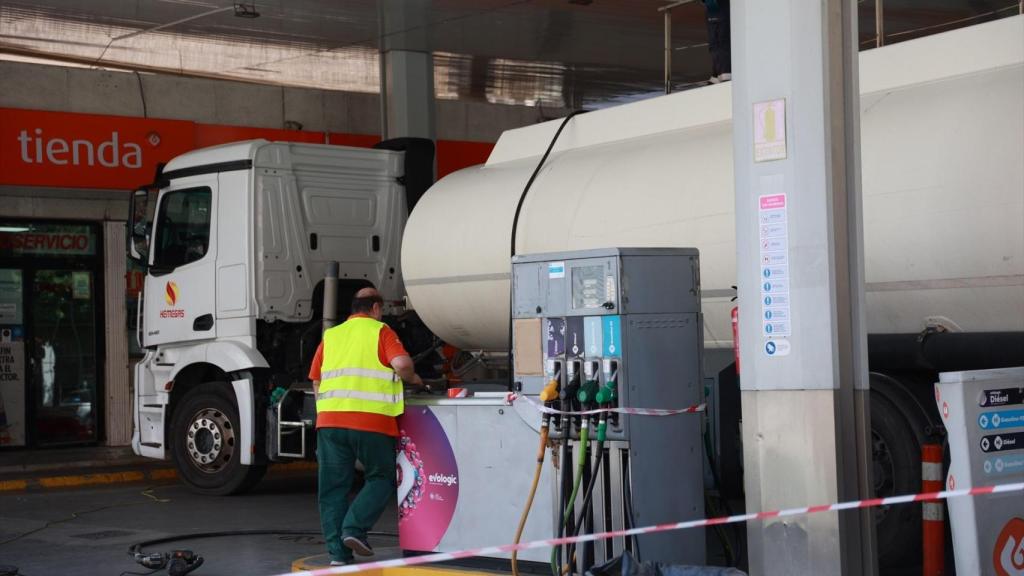 Un camión cisterna rellena el combustible de los depósitos de una gasolinera de Sevilla. A 29 de abril de 2025 en Sevilla, Andalucía (España).