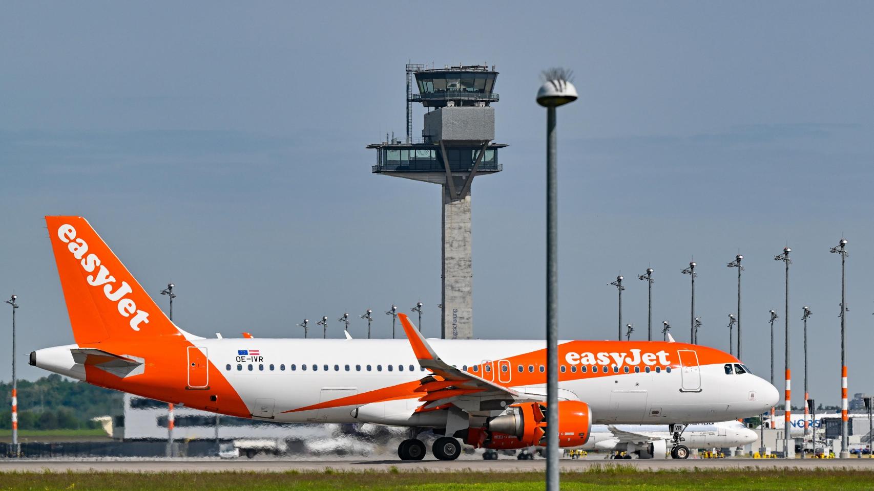 Avión de easyJet en aeropuerto