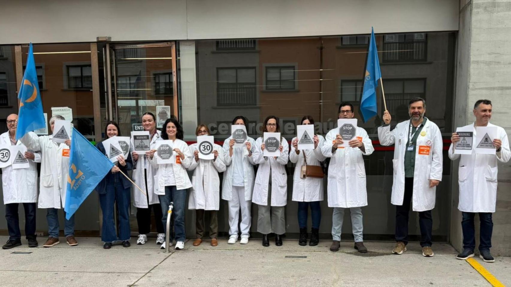 Concentración en el centro de Salud de A Parda (Pontevedra)