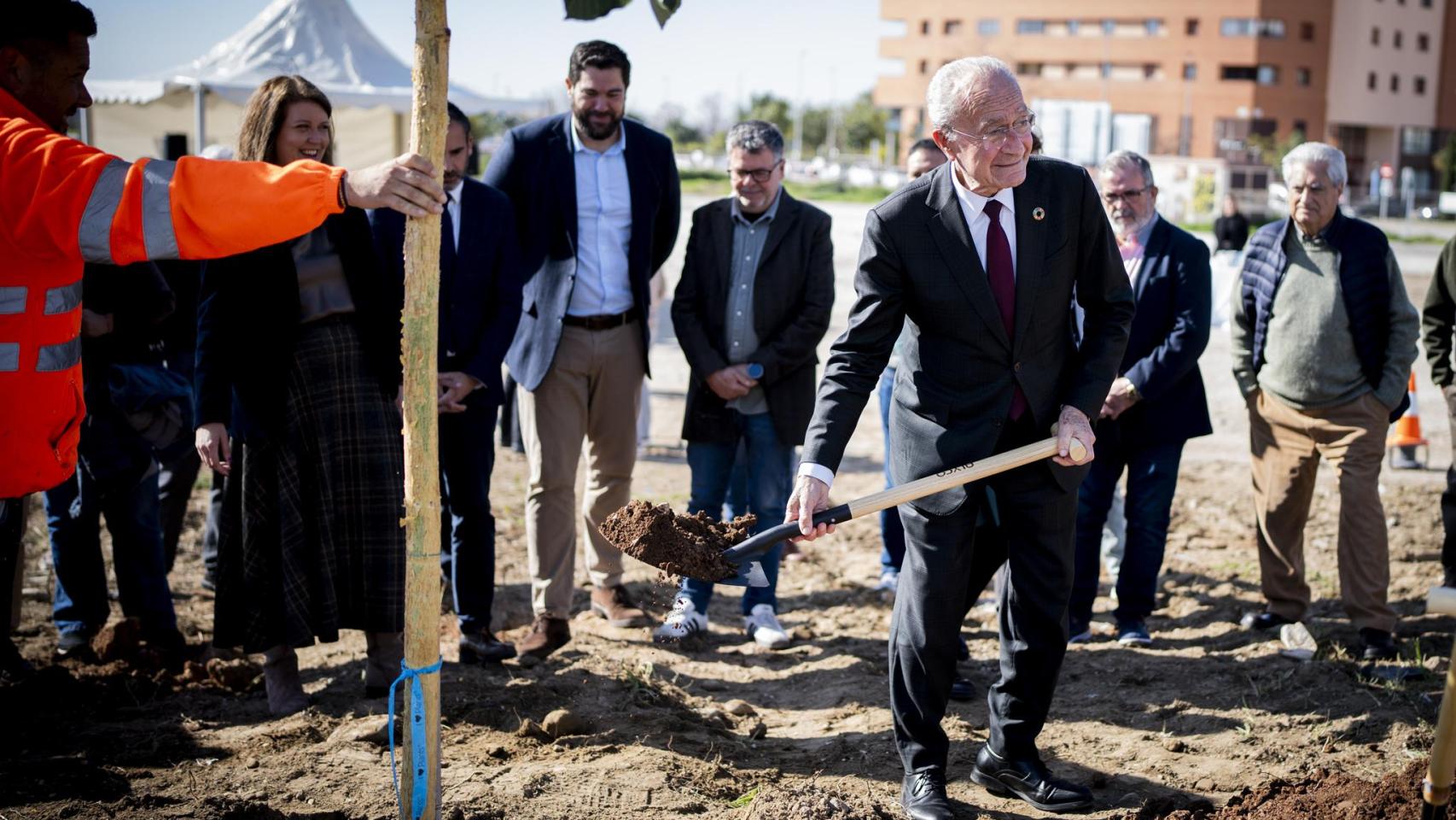 Francisco de la Torre, en la plantación de un árbol en el futuro parque Frank Capra de Teatinos.
