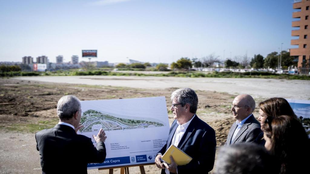 De la Torre, ante los paneles con el diseño del futuro parque.