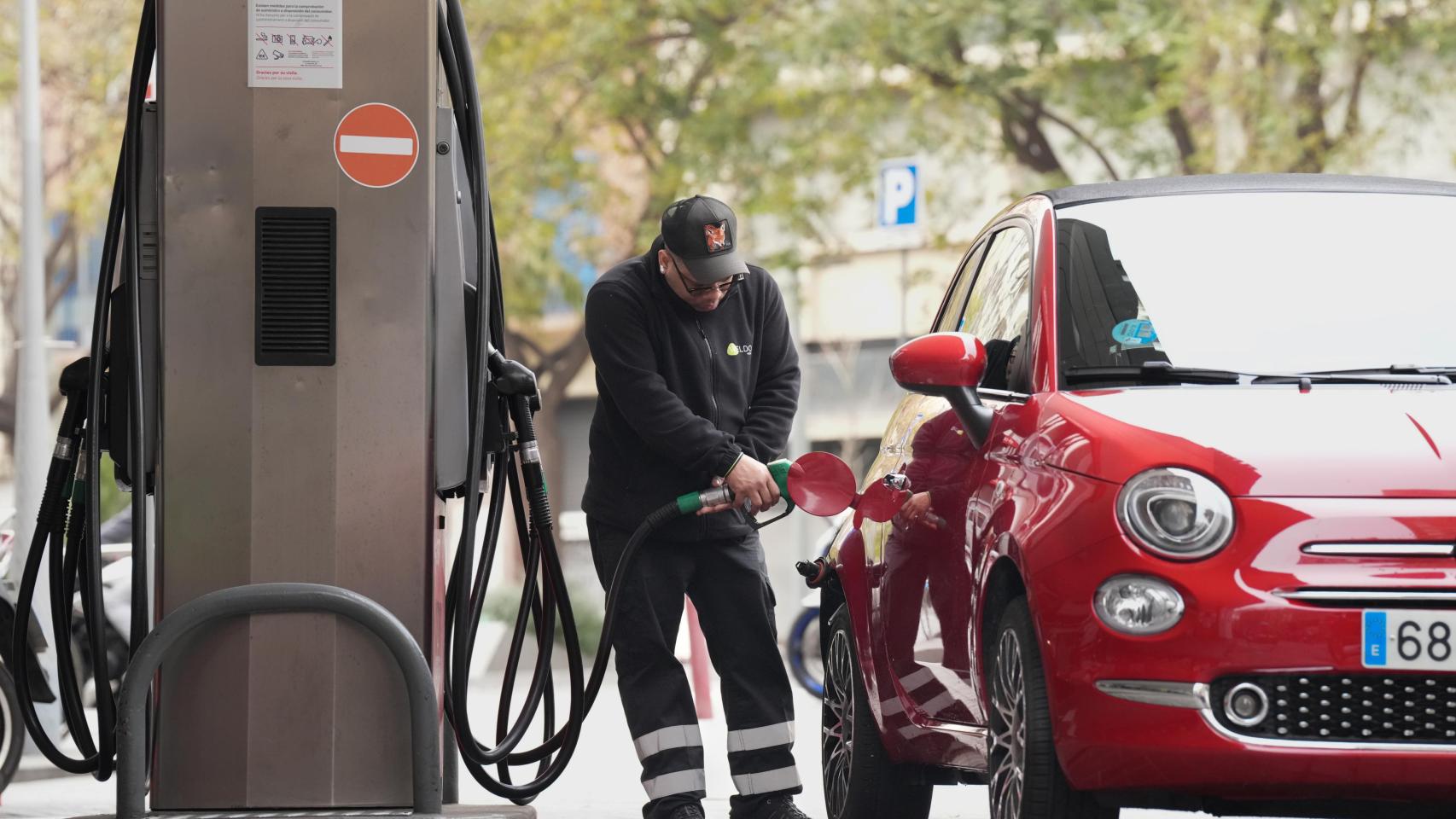 Una persona echando gasolinera de un surtidor.