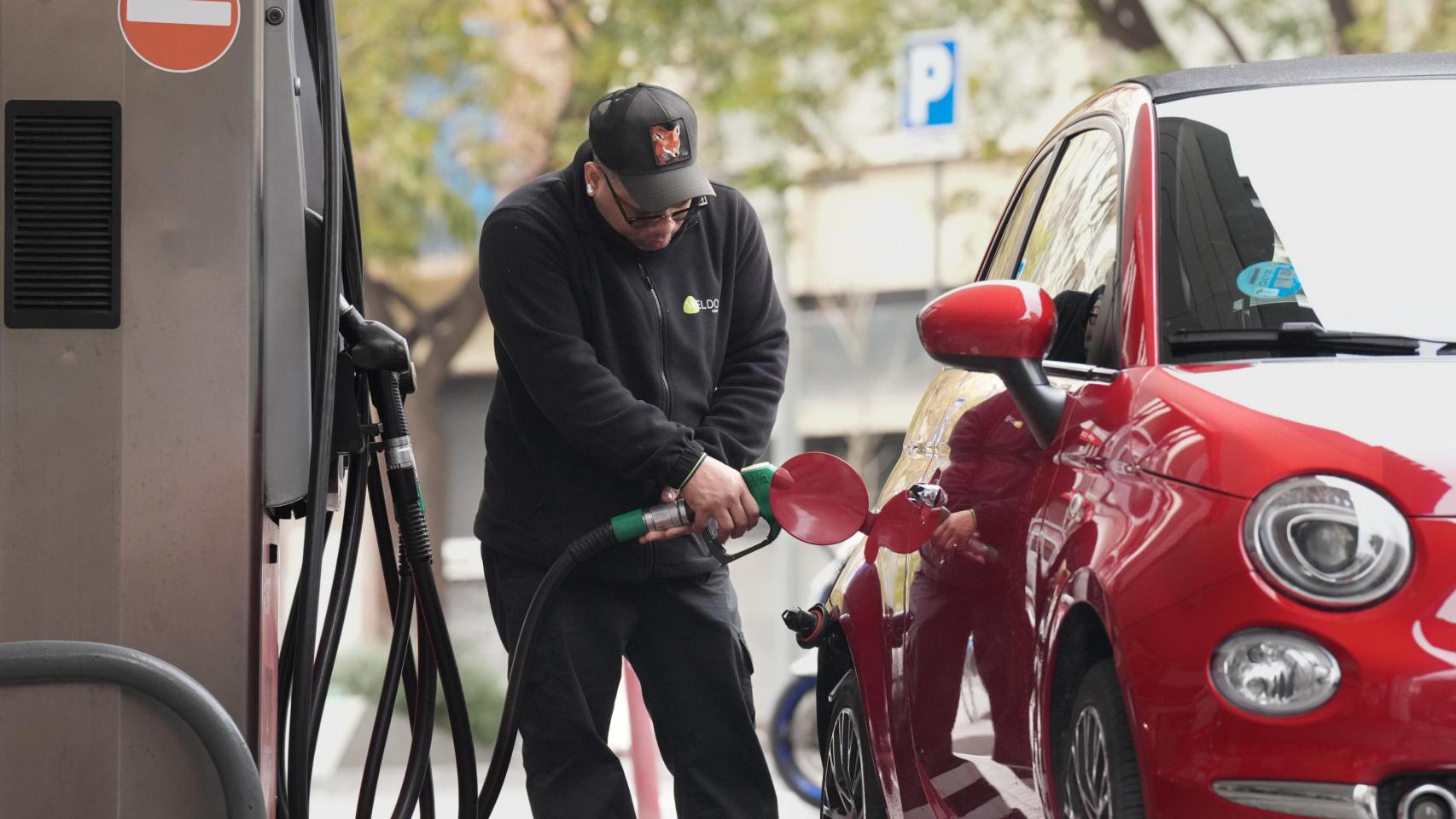 Una persona echando gasolinera de un surtidor.
