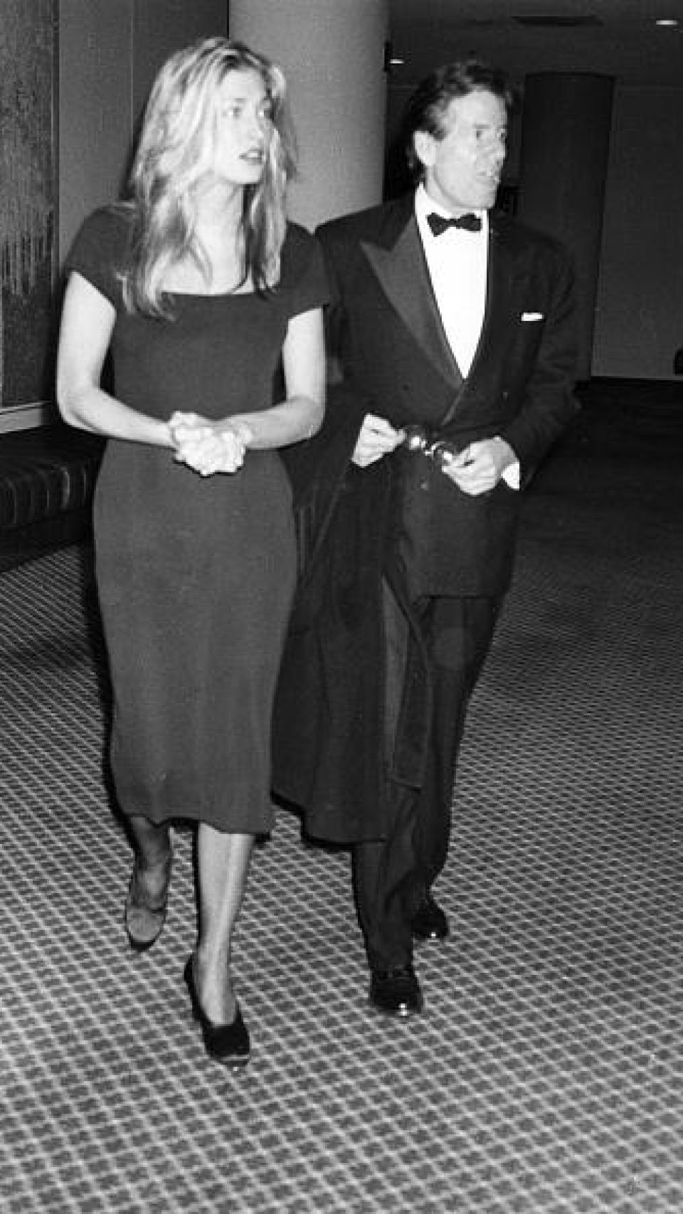 Carolyn Bessette y Calvin Klein en 1992.