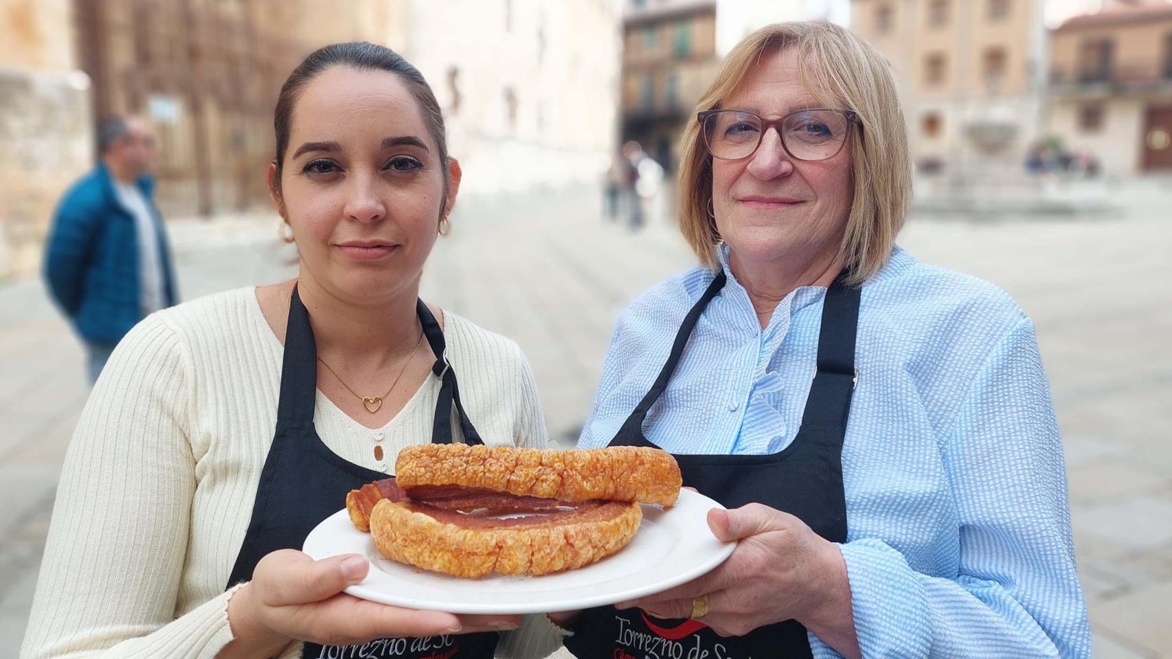 Carmen Modrego y Mailyn Palomino, de Bar El Volante, con un plato de sus torreznos.