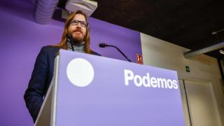 El secretario de Organización y portavoz de Podemos, Pablo Fernández, durante la rueda de prensa que ha ofrecido este lunes en Madrid