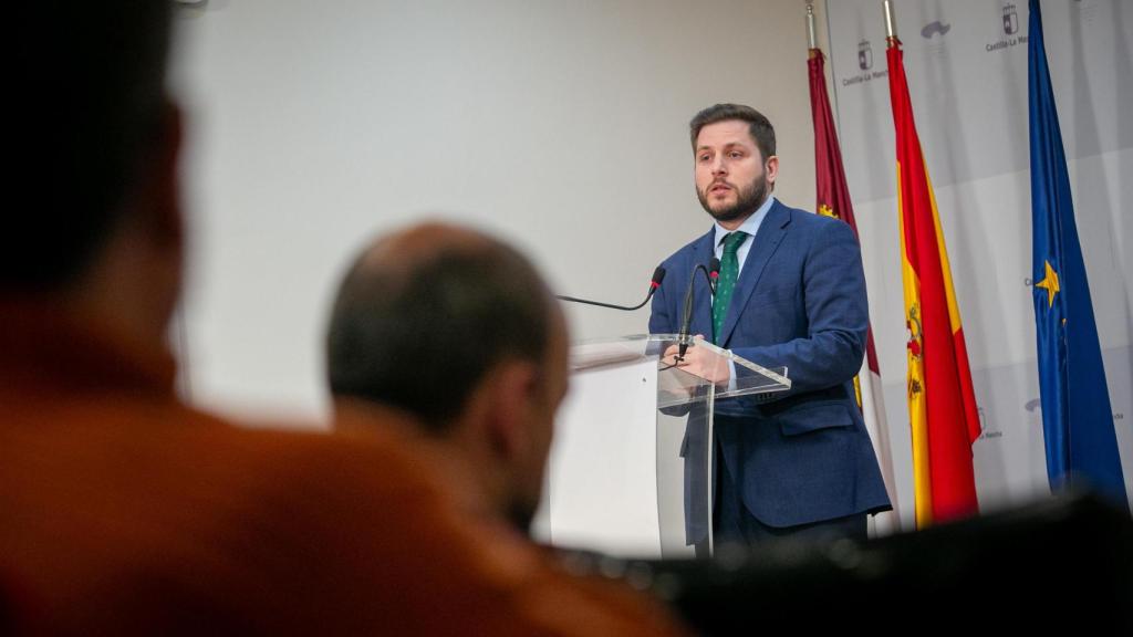 El consejero de Fomento, Nacho Hernando, ha informado sobre asuntos relacionados con Monbus en rueda de prensa.