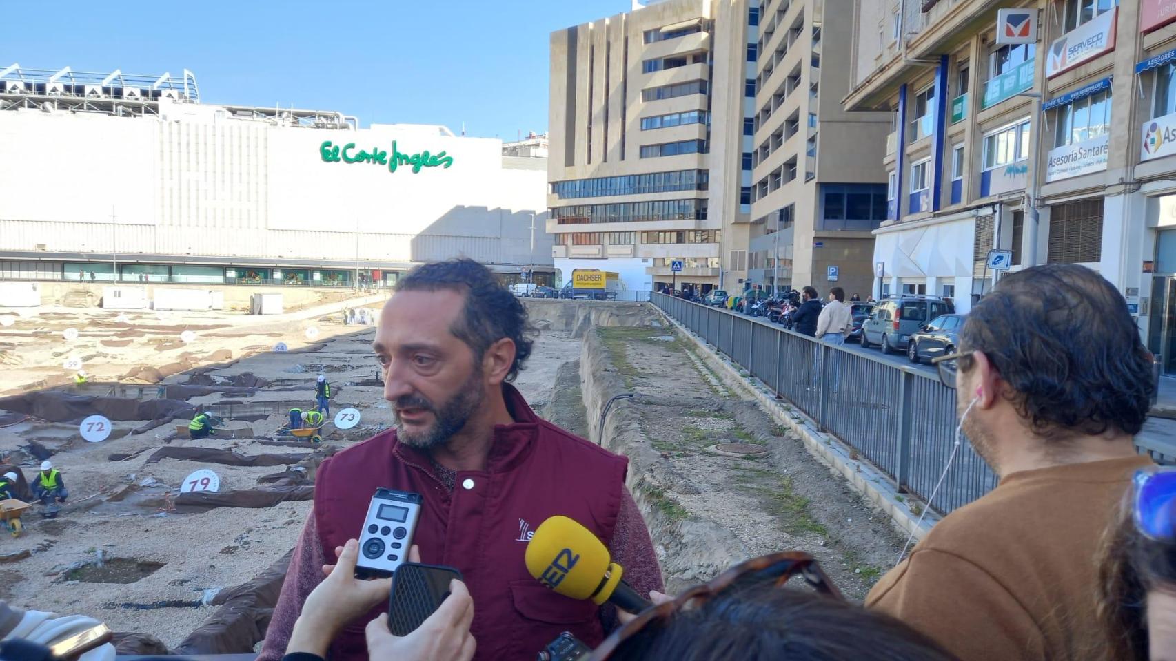Clemente Sánchez, director arqueológico de la obra, frente a los yacimientos arqueológicos