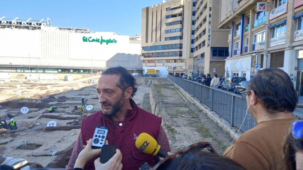 Clemente Sánchez, director arqueológico de la obra, frente a los yacimientos arqueológicos