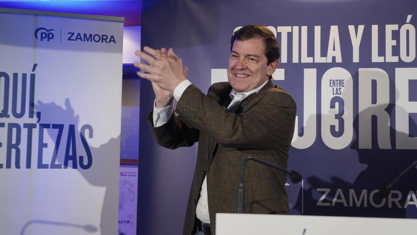 El presidente de la Junta y candidato del PP a la reelección, Alfonso Fernández Mañueco, durante su intervención en el municipio zamorano de Toro, este lunes
