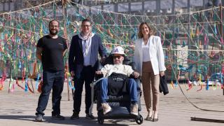 Catalá recibe al activista con ELA Jordi Sabaté en la 'mascletà'.
