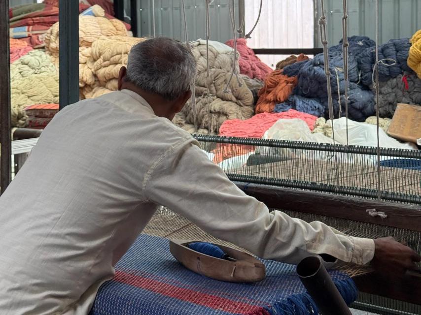Uno de los procesos artesanales de fabricación de alfombras.
