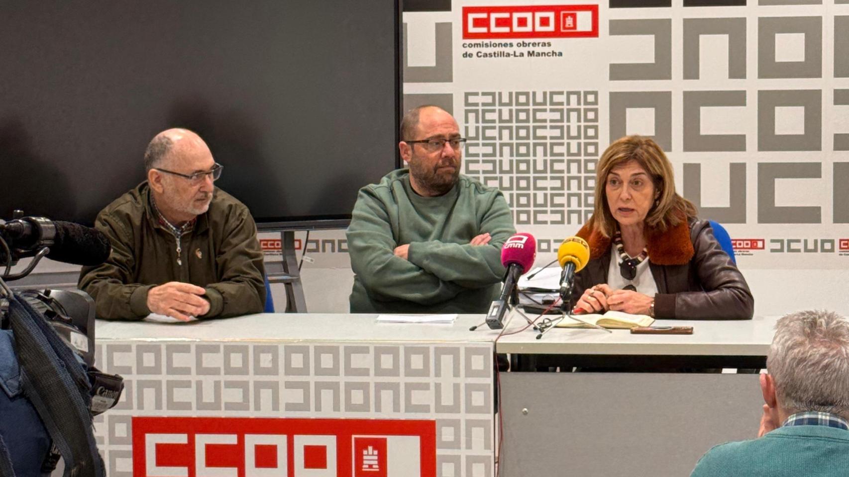 Representantes de CCOO durante la rueda de prensa en la que han denunciado los despidos en Adeo Logistic.