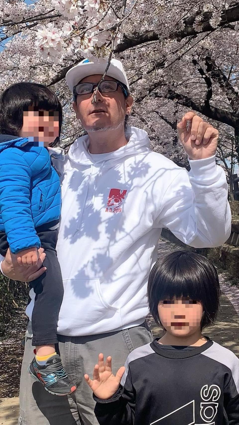 Karlos, hijo de Esperanza Gracia, con sus dos hijos, en una imagen de sus redes sociales.