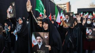 La gente sostiene carteles con imágenes del nuevo líder supremo de Irán, Mojtaba Khamenei, durante una reunión para apoyarlo, en medio del conflicto entre Estados Unidos e Israel con Irán , en Teherán, Irán, el 9 de marzo de 2026.
