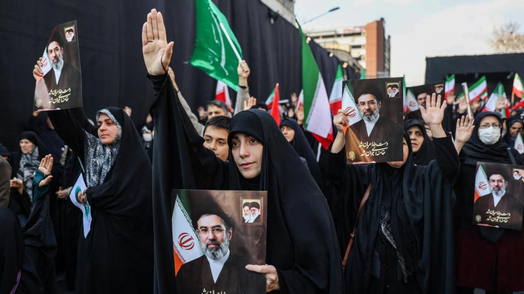 Partidarios del nuevo líder supremo de Irán, Mojtaba Khamenei.
