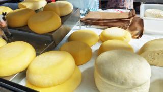 Quesos gallegos en un puesto de un mercado