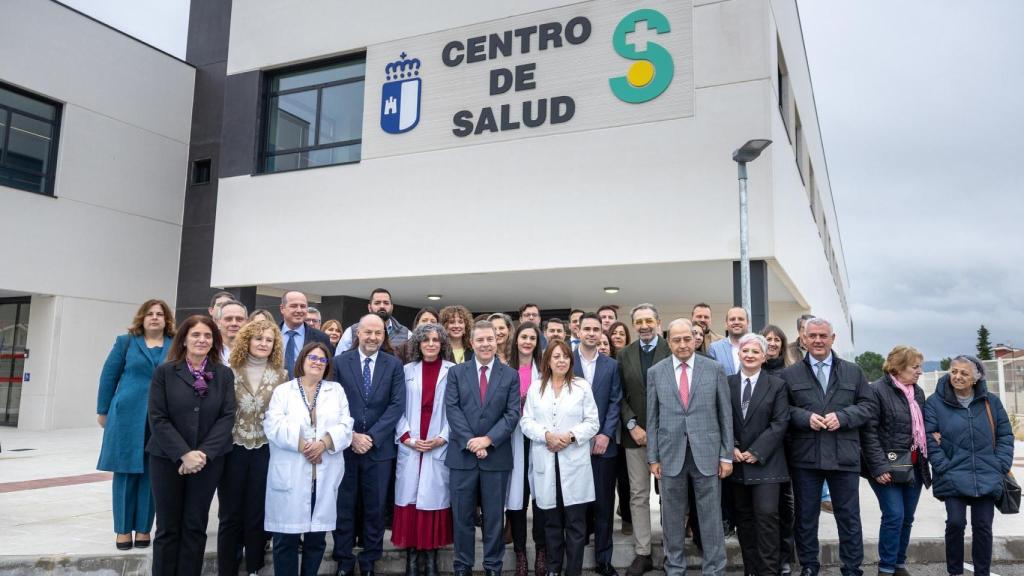 Autoridades y personal del nuevo centro de salud de Cabanillas del Campo.
