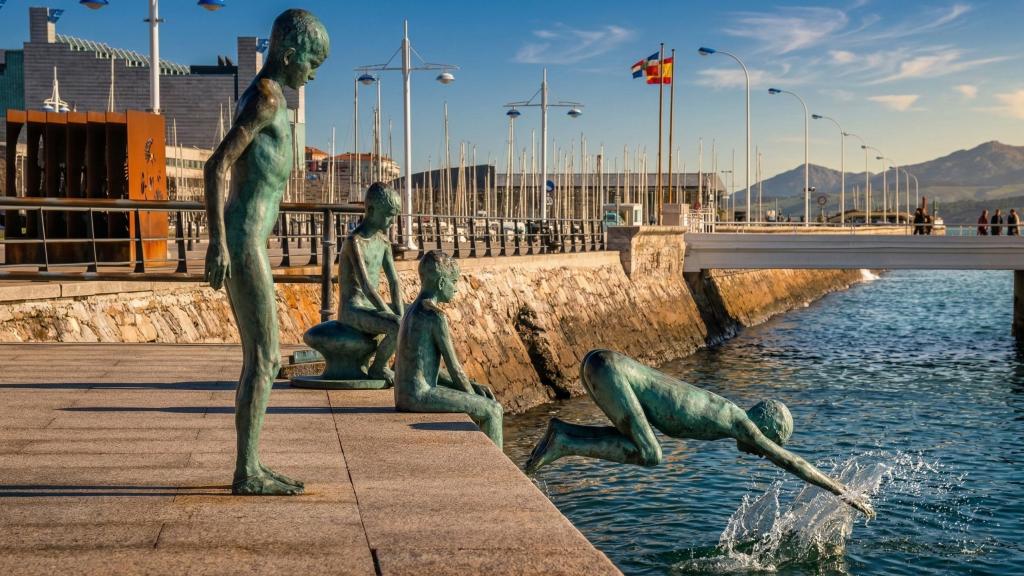 La estatua de los Raqueros, en Santander.