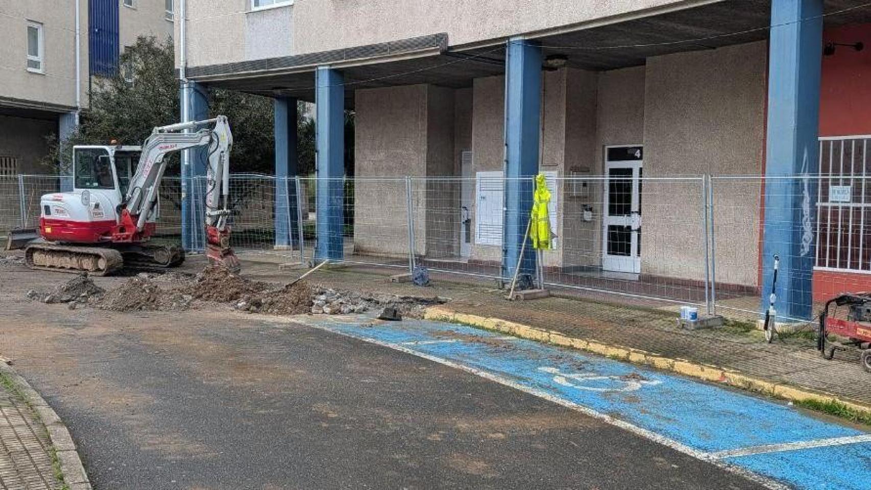 Obras en la plaza Sagrada Familia, en Vilaboa, en Culleredo (A Coruña)