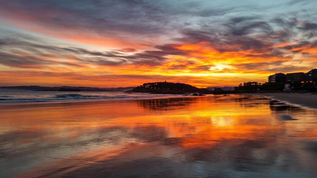 El amanecer en la playa de El Sardinero, en Santander.