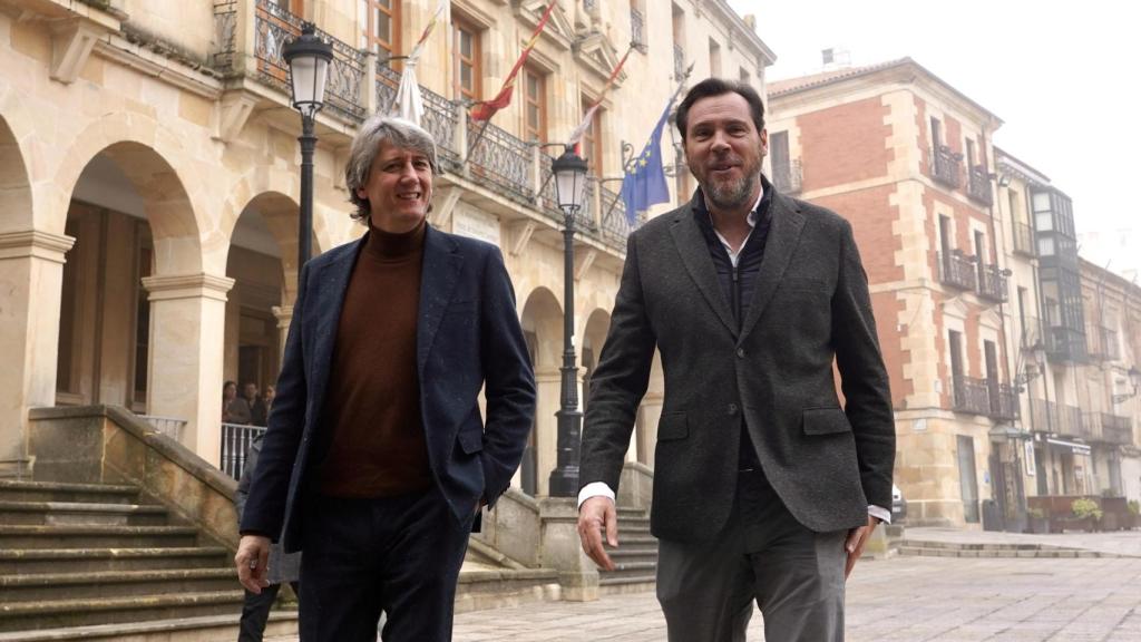 El candidato del PSOE a la Presidencia de la Junta, Carlos Martínez, y el ministro de Transportes y Movilidad Sostenible, Óscar Puente, este lunes en Soria