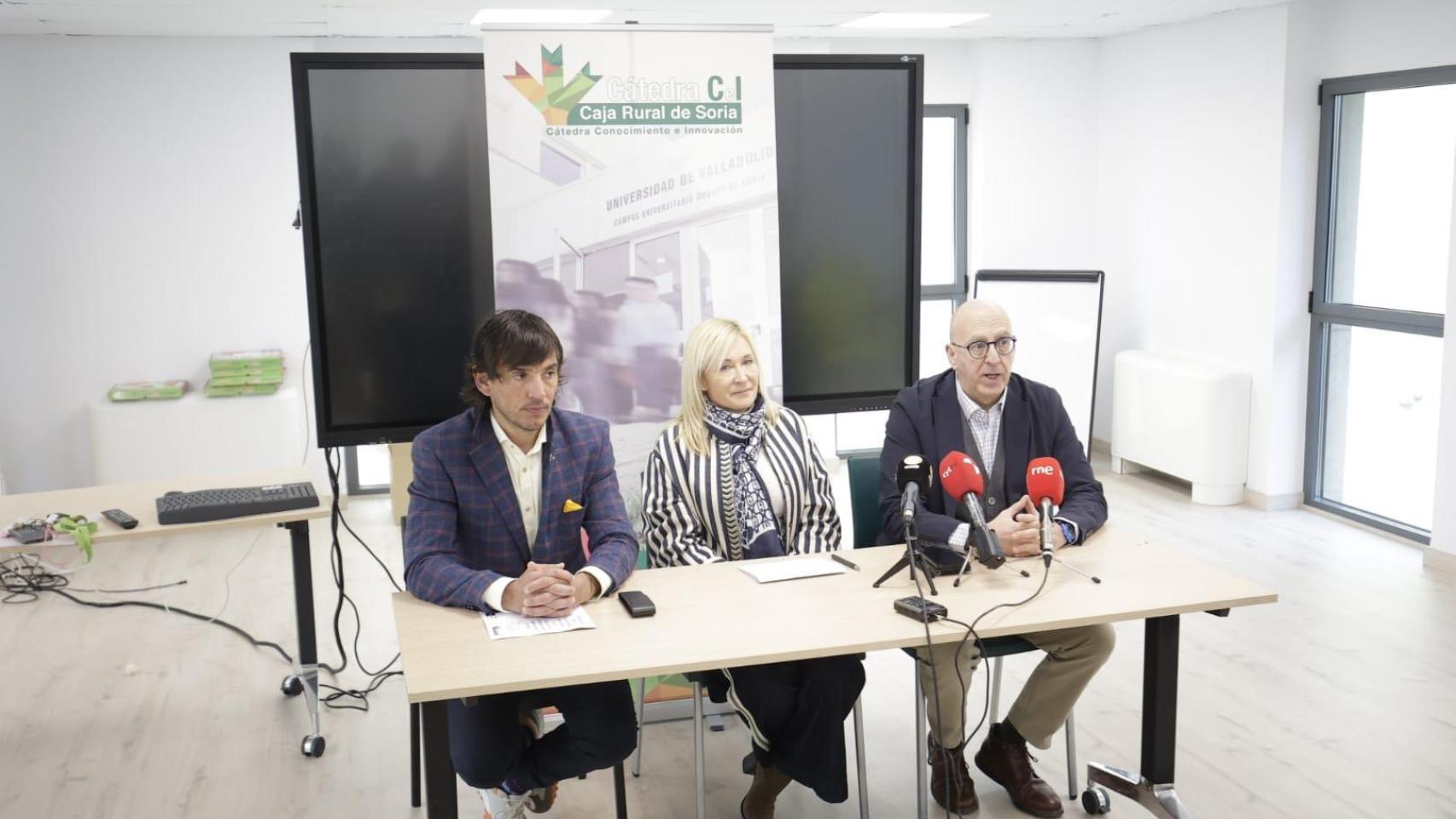El evento ha sido presentado por Blanca García, directora de la Fundación Caja Rural de Soria, Diego Fernández Lázaro, investigador y profesor del Campus de Soria; y Saturio Ugarte, director de la UNED de Soria.