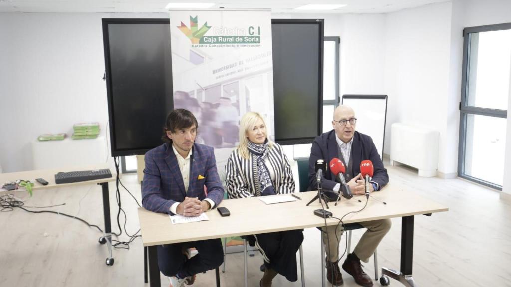El evento ha sido presentado por Blanca García, directora de la Fundación Caja Rural de Soria, Diego Fernández Lázaro, investigador y profesor del Campus de Soria; y Saturio Ugarte, director de la UNED de Soria.