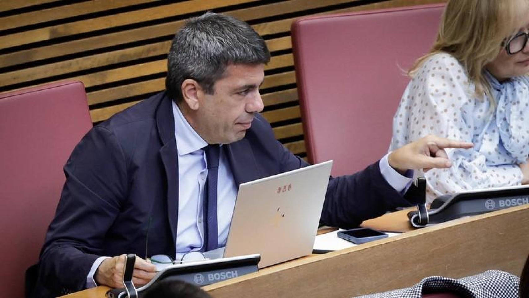 Carlos Mazón, en su escaño de Les Corts. José Cuéllar / Corts
