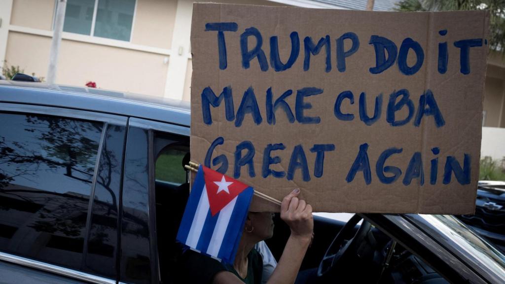 Manifestantes cubanos en Miami piden el fin de la dictadura comunista.