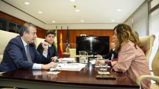 La consejera de Desarrollo Educativo y Formación Profesional de la Junta de Andalucía, Carmen Castillo, junto al presidente de la Diputación de Sevilla, Javier Fernández,