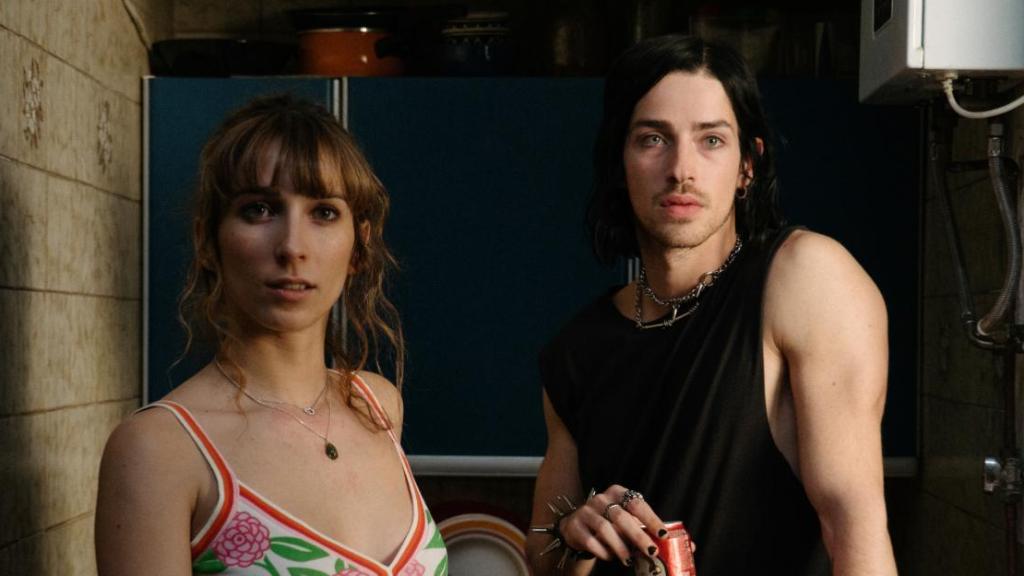 Lola Rodríguez y Manu Rios en 'Mi querida señorita' de Netflix.