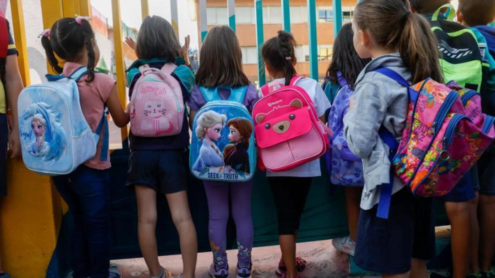 Alumnos de Educación Primaria en la entrada de un centro escolar de Madrid.