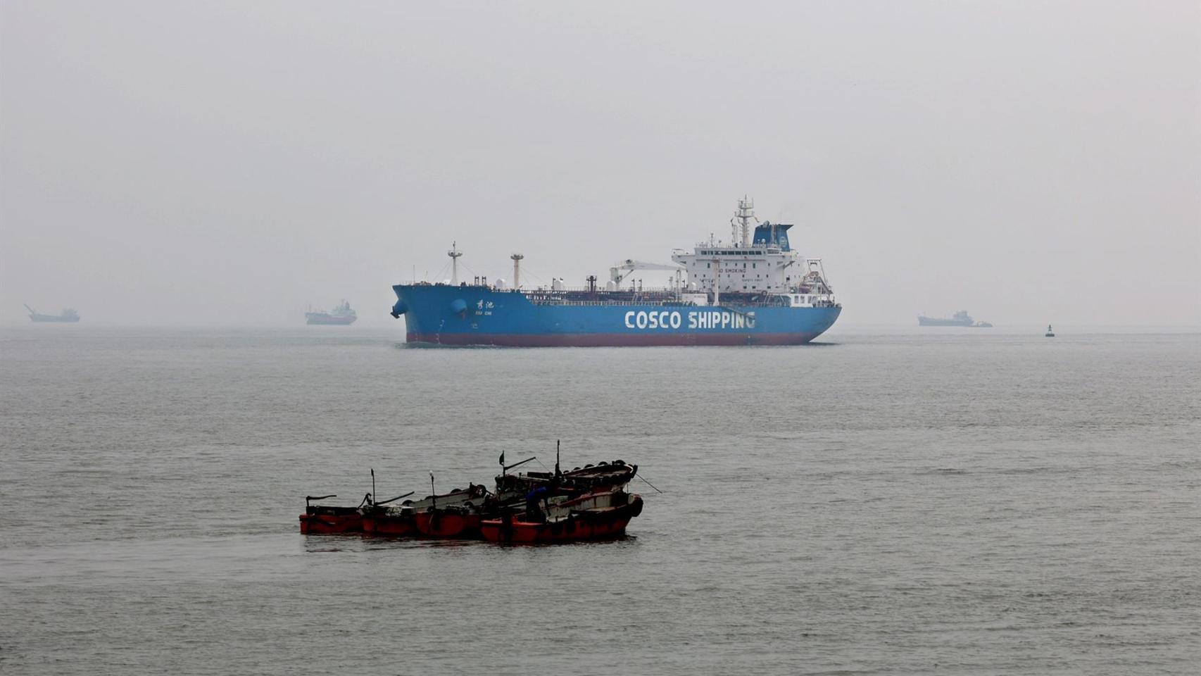Un buque que transportaba petróleo crudo importado de Oriente Medio llegando al puerto de Chattogram.