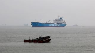 Un buque que transportaba petróleo crudo importado de Oriente Medio llegando al puerto de Chattogram