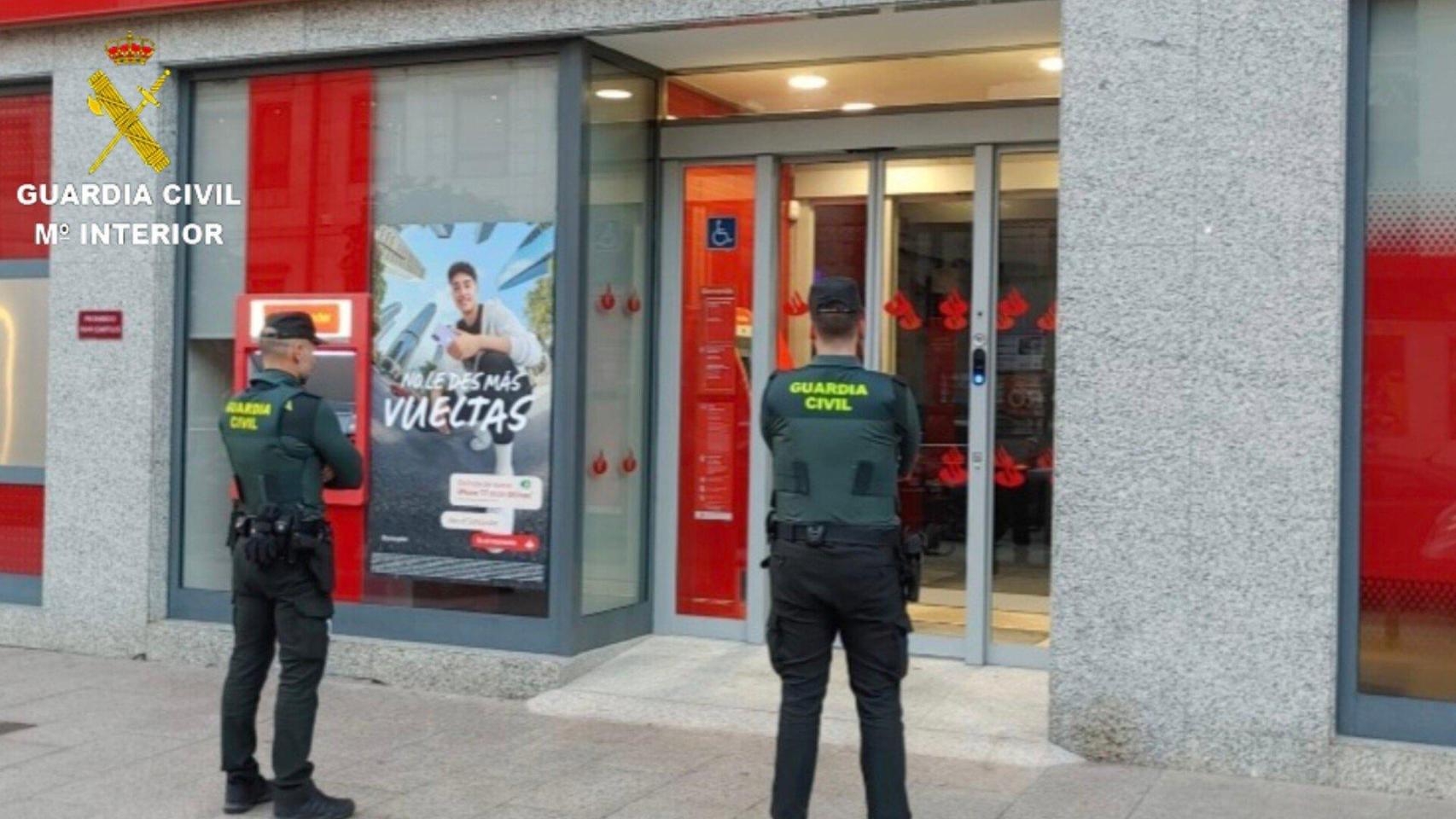 Tres personas detenidas en O Porriño (Pontevedra) por estafar en bancos de toda España con DNIs robados