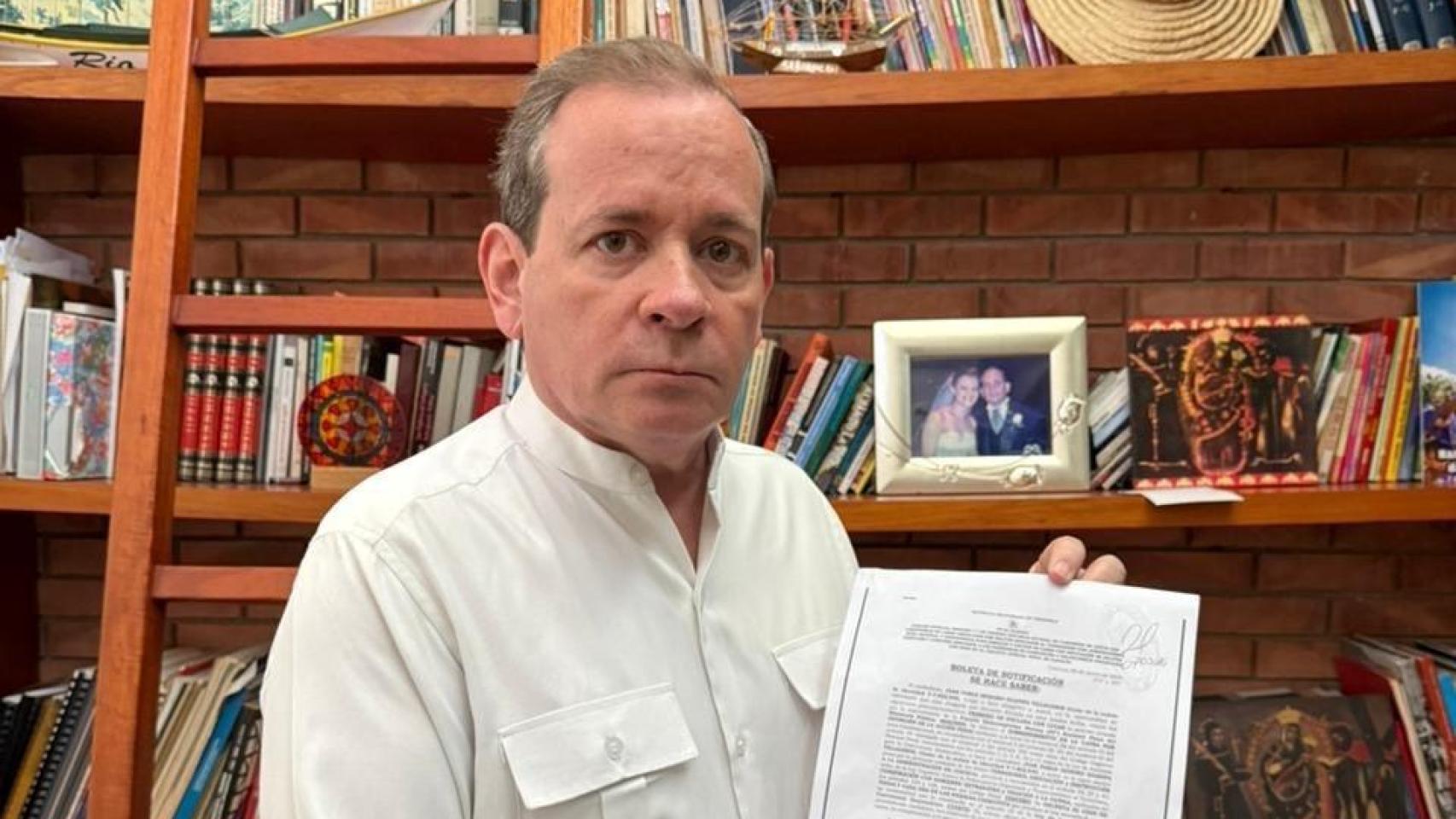 Juan Pablo Guanipa con la notificación del tribunal recibida.