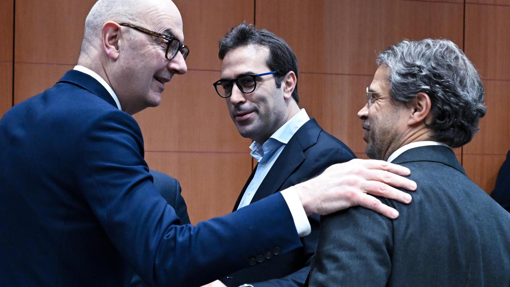 El ministro de Economía, Carlos Cuerpo, saluda a su homólogo francés, Roland Lescure, durante el Eurogrupo de este lunes en Bruselas
