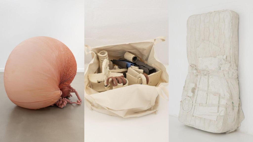 A la izquierda, 'Exudate #70' (Eva Fàbregas); a la derecha, piezas de la serie 'Constructoras de mundos muy parecidos al nuestro' (Ludovica Carbotta), de Bombon Projects.