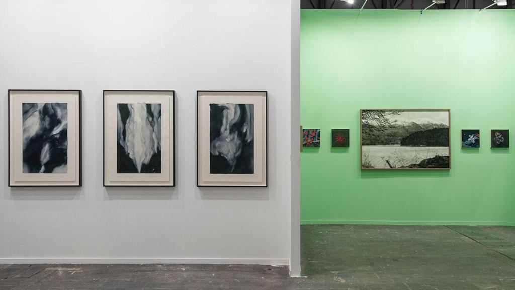 Obras de las artistas Aires, Andrianomearisoa, Bettini, Grau-Garriga, Karakashian, Nasseri y Shabbir en el stand de Sabrina Amrani Gallery.