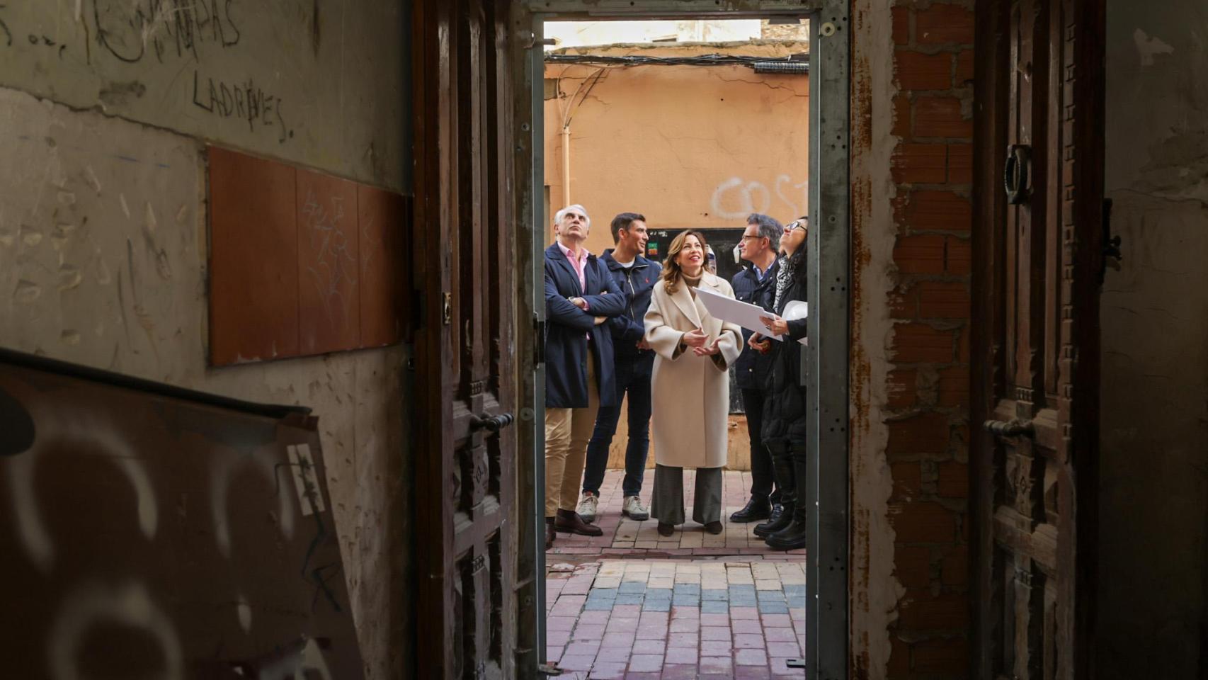 La alcaldesa de Zaragoza, Natalia Chueca, junto a el concejal de Urbanismo, Víctor Serrano, y al concejal delegado de Vivienda, José Miguel Rodrigo.