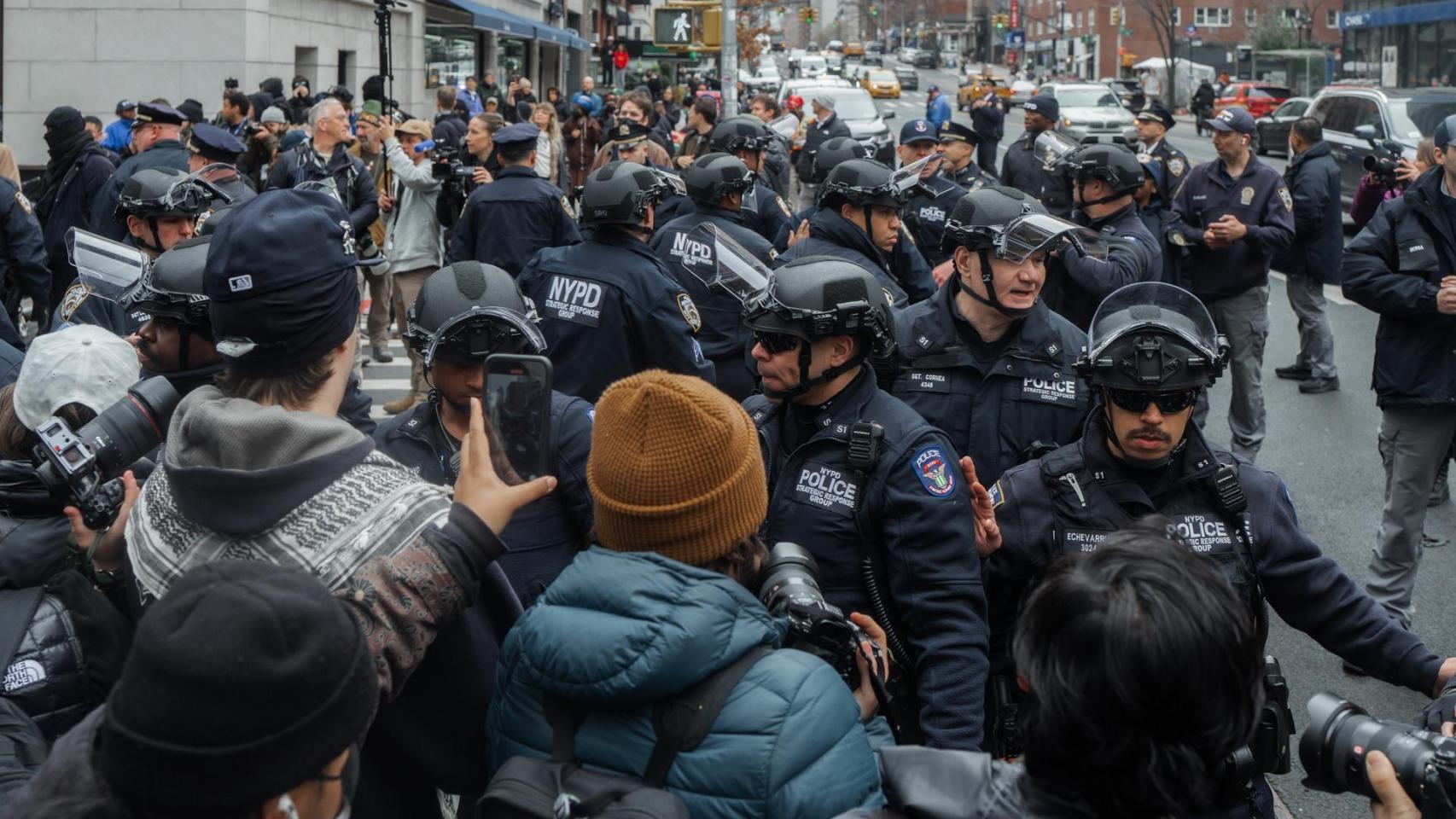 La Policía antidisturbios intenta dispersar a la multitud tras un acto antimusulmán organizado por Jake Lang el pasado sábado frente a la residencia del alcalde de Nueva York, Zohran Mamdani.